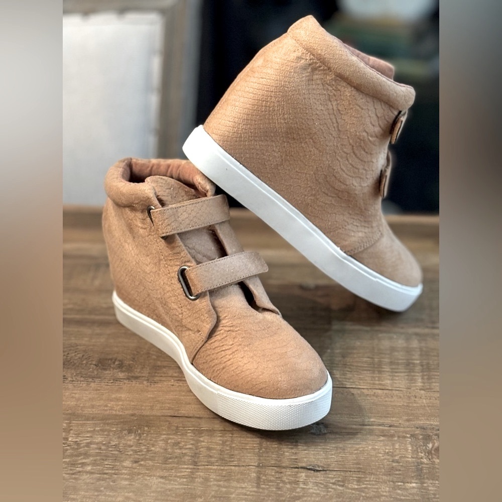Coconuts Matisse Wedge Sneakers. Timberwolf Faux Suede ~Luxe Women’s Sz-10 EUC